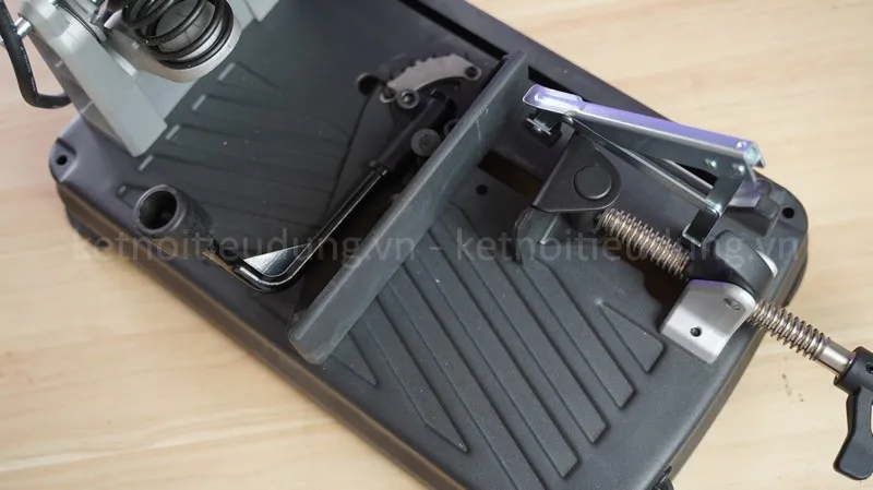 Máy cắt sắt lưỡi hợp kim dewalt dw872-kr - 4